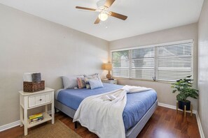 2 bedrooms, desk, iron/ironing board, WiFi