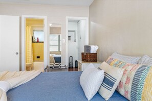 2 bedrooms, desk, iron/ironing board, WiFi