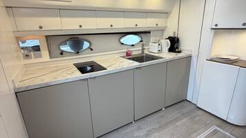 Een koelkast, een microgolfoven, een oven, een kookplaat