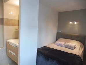1 chambre, bureau, fer et planche à repasser