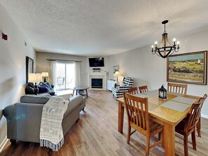 คอนโด (#343 - No Pets) | บริเวณน ั่งเล่น | ทีวี, เตาผิง