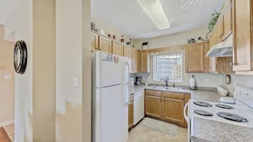 Condo (Always Dreamin - No Pets Allowed) | Private kitchen
