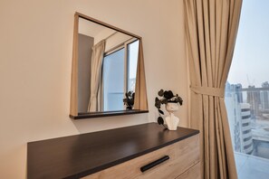 Leilighet, 1 queensize-seng, adgang til basseng, byutsikt | 1 soverom, skrivebord, skrivebord for bærbar PC og strykejern/-brett