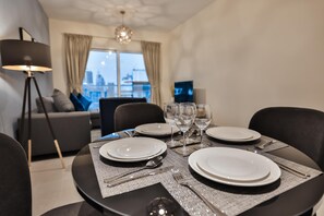 Leilighet, 1 queensize-seng, adgang til basseng, byutsikt | Spiseområde på rommet