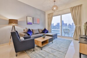 Leilighet, 1 queensize-seng, adgang til basseng, byutsikt | Oppholdsområde | En 43-tommers smart-TV med digitale kanaler samt TV