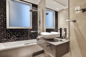 Apartment, 1 Queen Bed, Pool Access, City View | Bathroom | Combined shower/tub, rainfall showerhead, free toiletries, hair dryer - Luxe 1Bed Apt - Balcony & View (Dubai)