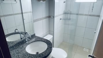 Chuveiro, secador de cabelo, sabonete, papel higiênico