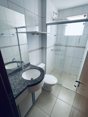 Dusche, Haartrockner, Seife, Toilettenpapier