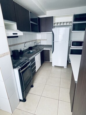 Fridge, microwave, oven, stovetop - Great 2 Bedroom Apartment - Excellent Location (Cuiabá)