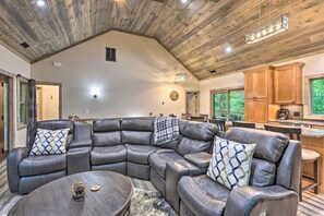 テレビ、暖炉、DVD プレーヤー、書庫