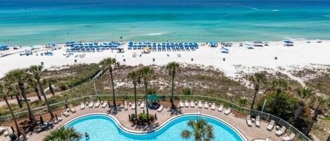 Una spiaggia nelle vicinanze