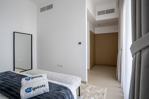 Artistic Apt with Balcony Overlooking Dubai Canal