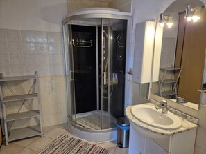 Dusche, Haartrockner, Bidet, Toilettenpapier