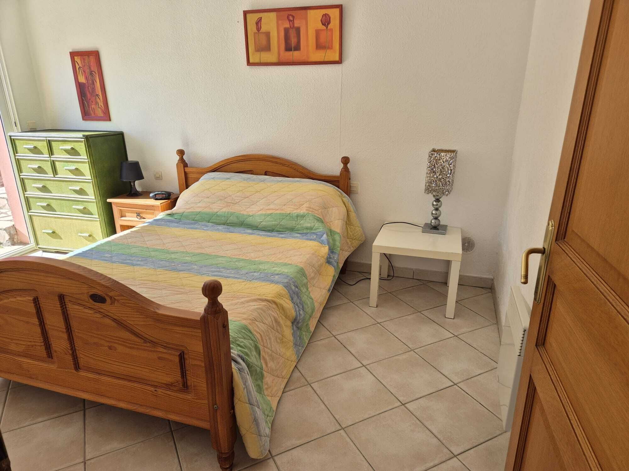 2 slaapkamers, een bureau, een strijkplank/strijkijzer, reisbedje