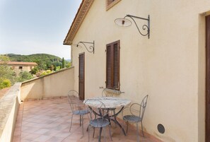 Outdoor dining - Bilo first floor terrace (Riparbella)