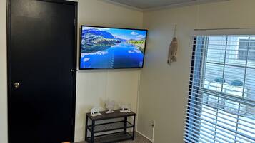 3 chambres, bureau, fer et planche à repasser, lit parapluie