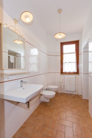 Doccia, asciugacapelli, bidet, asciugamani