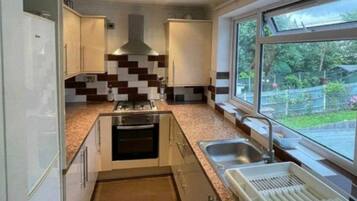 Apartment, Multiple Beds | Private kitchen | Fridge, microwave, oven, stovetop