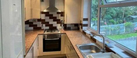 Apartamento, varias camas | Cocina privada | Frigorífico, microondas, horno y placa de cocina