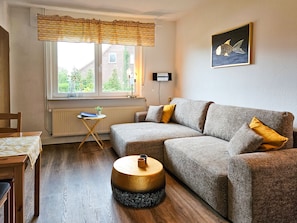 TV, books - North Sea vacation in a vacation home with garden & terrace in a climatic health resort! Families & couples (Werdum)