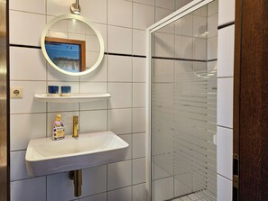 Dusche, Haartrockner, Handtücher