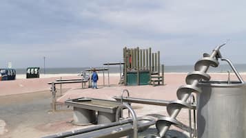 Playa en los alrededores y camastros