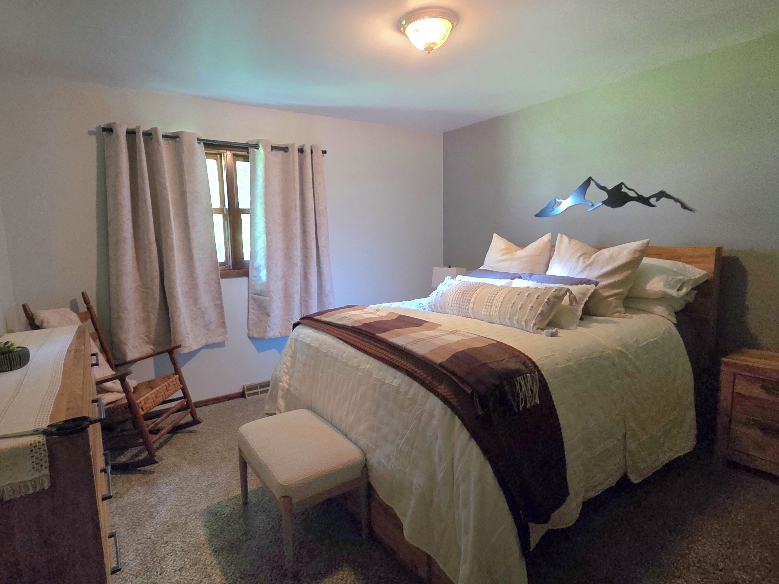 2 bedrooms, travel cot, WiFi, bed sheets