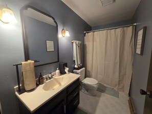 Combined shower/bathtub, hair dryer, towels, soap - Cozy Get away.   (Newcastle)