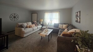 A living room with two sofas, a coffee table, and a lamp. - Cozy Get away.   (Newcastle)