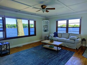 TV connectée, cheminée, chaîne hi-fi