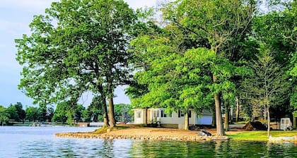 Lakefront Walkout Cottage, Beach, Dock, Kayaks, Sunsets on Pine Lake! 🐚🐟