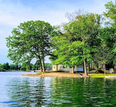 Lakefront Walkout Cottage, Beach, Dock, Kayaks, Sunsets on Pine Lake! 🐚🐟
