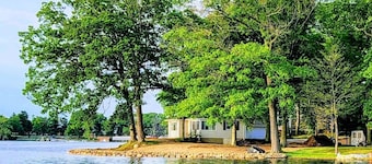 Lakefront Walkout Cottage, Beach, Dock, Kayaks, Sunsets on Pine Lake! 🐚🐟