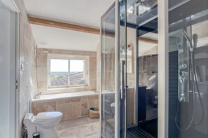 Combined shower/bathtub, hair dryer, towels, soap - Villa My- Andréathic sleeps 14 with optional spa, terrace and garden (Casseuil)