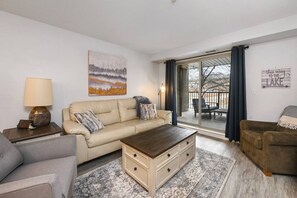 スマートテレビ、暖炉、ステレオ