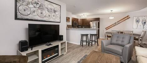 TV connectée, cheminée, chaîne hi-fi