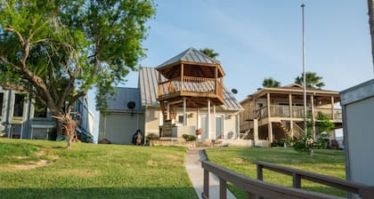 Arroyo City, TX Waterfront home