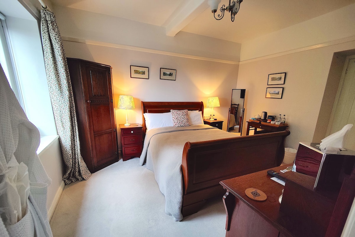 Double Room, Ensuite (Long Pool) | Individually decorated, individually furnished, blackout drapes