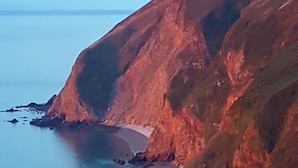 Un paysage côtier avec une plage et des falaises rocheuses.