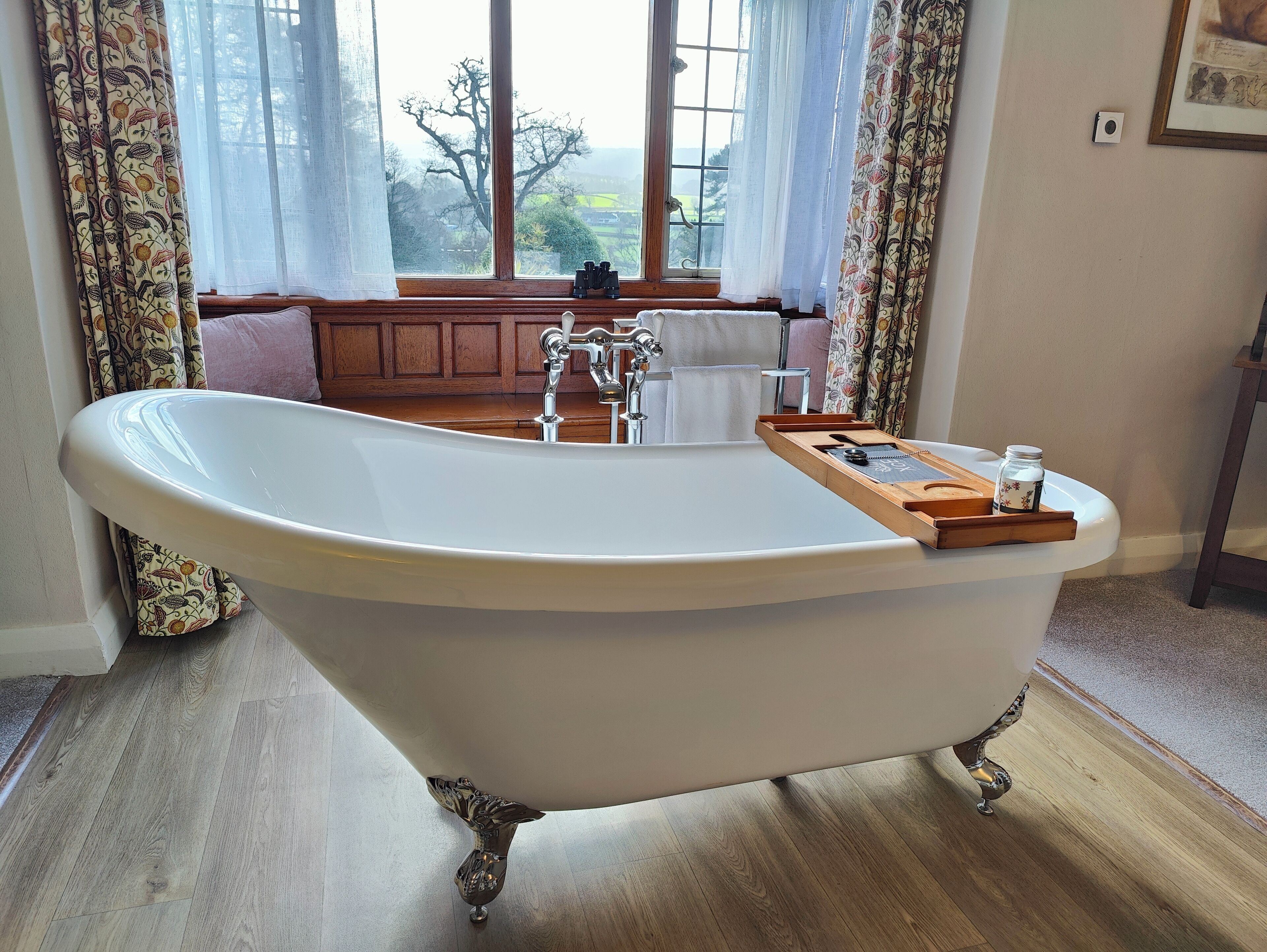 Chambre Double Romantique, salle de bains privée, vue cour intérieure (Kinsford) | Baignoire relaxante profonde