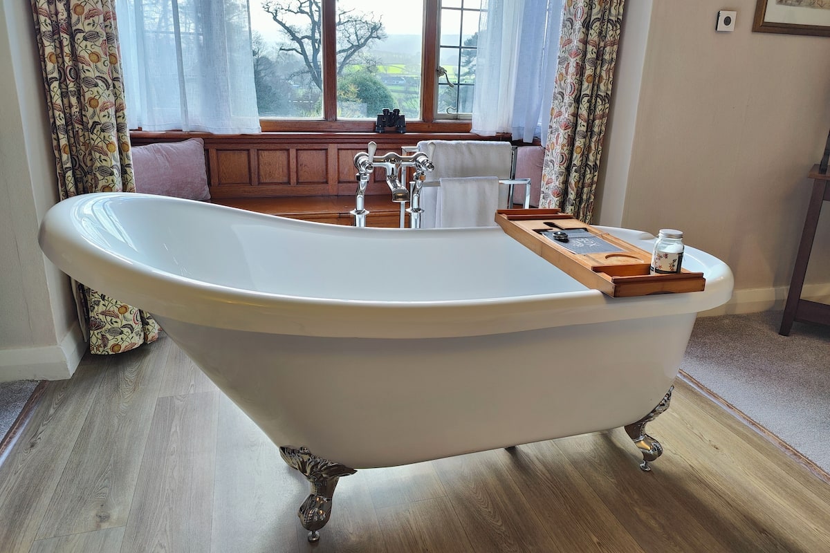 Romantic Double Room, Private Bathroom, Courtyard View (Kinsford) | Deep soaking bathtub