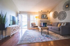 TV - Modern 2 Bedroom Steps from North Park (San Diego)