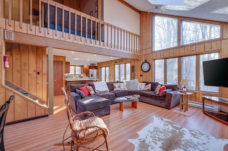 Smart TV, fireplace, video games, books. Large rustic style home in gated community: Fire Pit - Lake - Beach - pools!