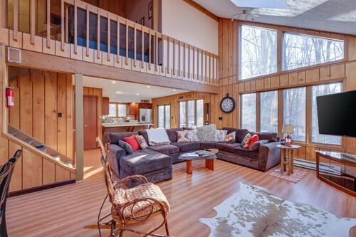 Large Poconos rustic style home in gated community - Fire Pit - Lake - Beach!