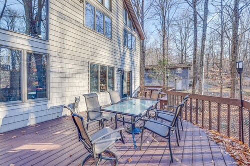 Large Poconos rustic style home in gated community - Fire Pit - Lake - Beach!