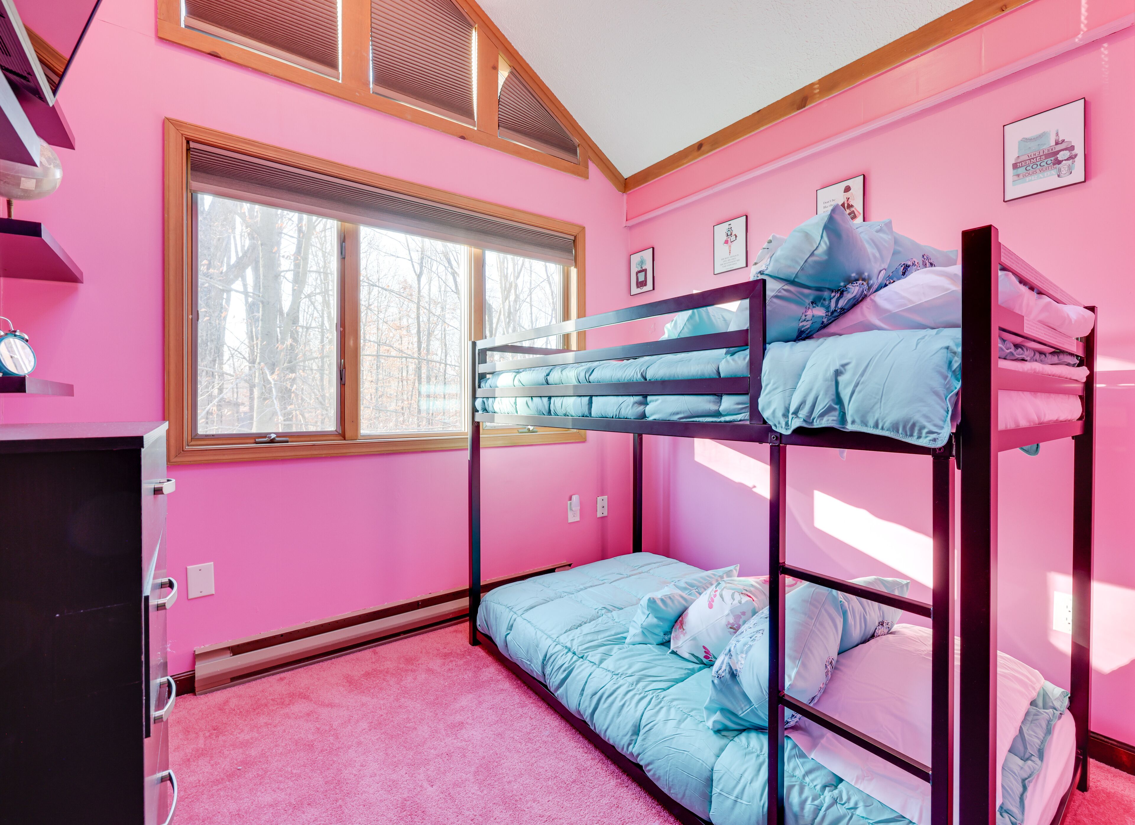 6 bedrooms, desk, iron/ironing board, free WiFi