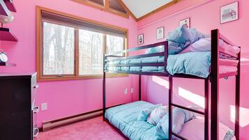 6 bedrooms, desk, iron/ironing board, free WiFi