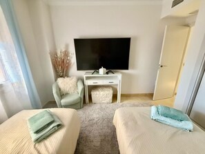 2 chambres, coffres-forts dans les chambres, fer et planche à repasser