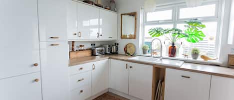 Comfort House, Private Bathroom, Sea View | Shared kitchen