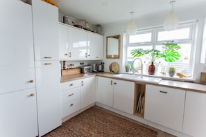 Comfort House, Private Bathroom, Sea View | Shared kitchen - Fairlight - Charming Coastal Home on the Beach (Chichester)